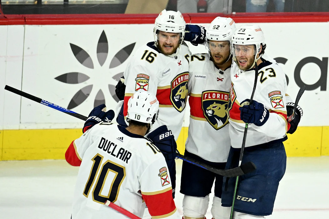 Florida Panthers voitti NHL:n itälohkon loppuottelusarjan avausottelussa Carolina Hurricanesin neljännessä jatkoerässä. LEHTIKUVA/AFP.