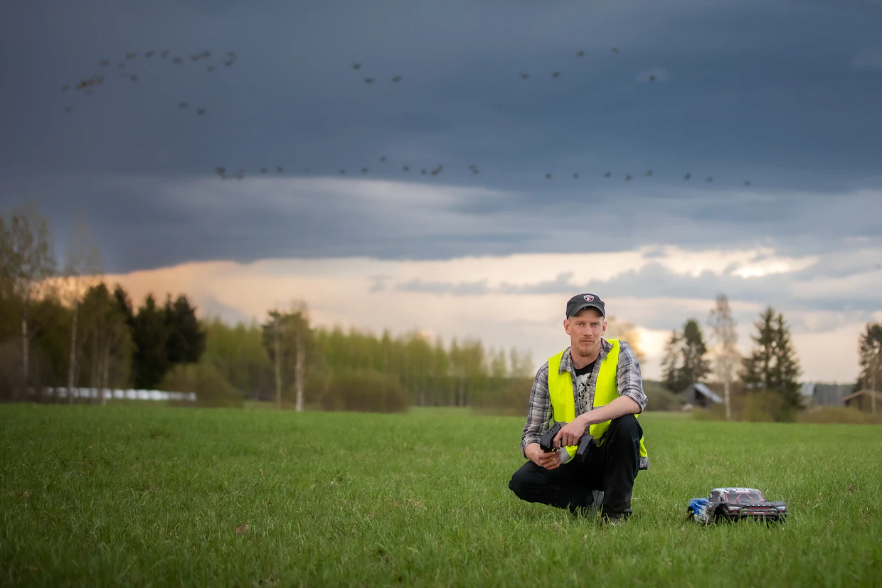 Hanhipaimen Jarkko Hyvärinen käyttää apuna myös kauko-ohjattavaa autoa, joka on osoittautunut yllättävän hyväksi välineeksi karkotukseen.