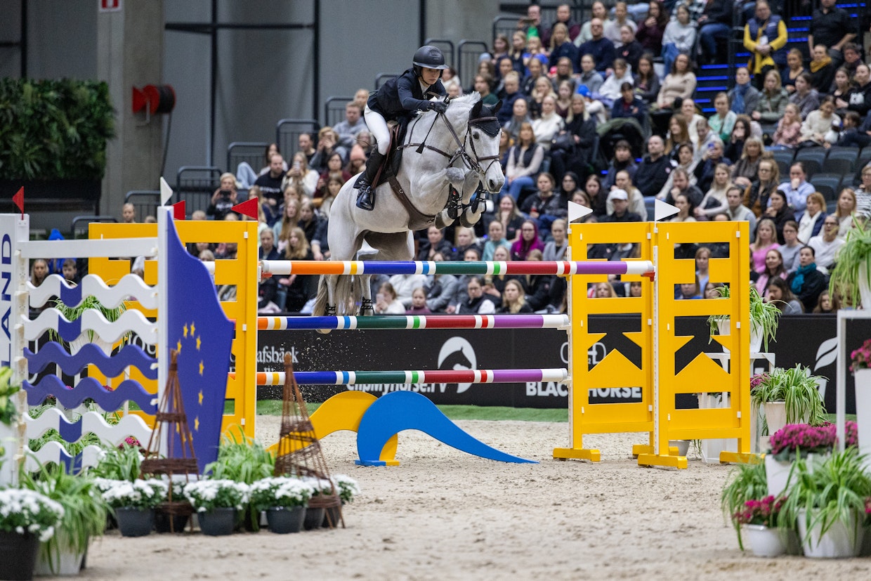 Cayadina hyppää välillä vakuuttavasti, välillä pudottaa puomin.