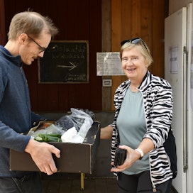 Sisko Hakkarainen asuu noin seitsemän kilometrin päässä tilalta ja jakaa ison vihanneslaatikon sisällön tyttärensä kanssa. Häntä ilahduttaa vaihteleva ja monipuolinen valikoima, joka innostaa kokeilemaan uusia ruokalajeja. Vasemmalla Mikko Niipala.