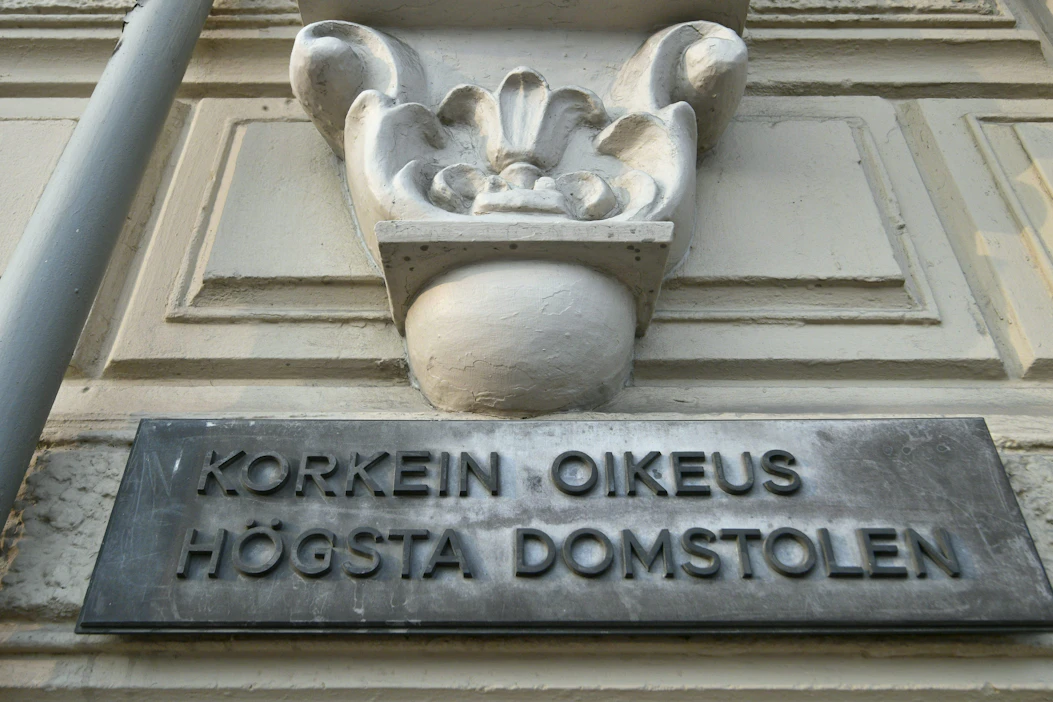 Korkein oikeus (KKO) lähetti toukokuussa 2019 Rovaniemelle kymmenen oikeusjutun asiakirjat postipakettina. Lehtikuva / Markku Ulander .