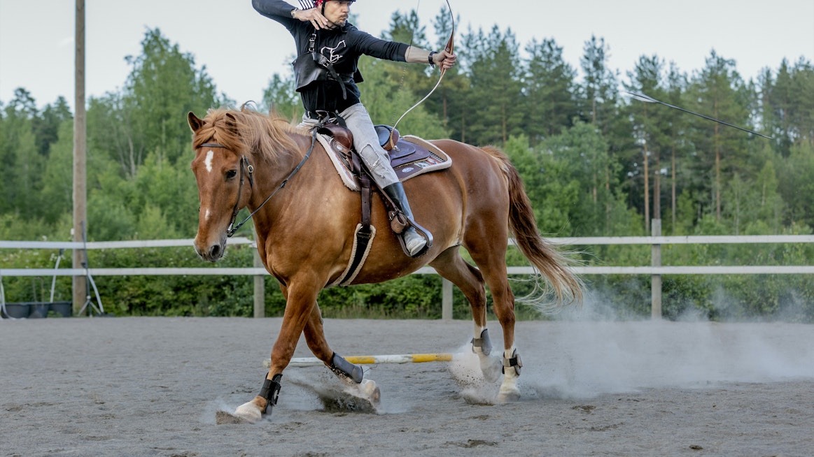 Marko Suhonen harrasti ensin jousiammuntaa. Hän halusi lajiin lisää vaikeuskerrointa ja sitä ratsastusjousiammunta tarjoaa.