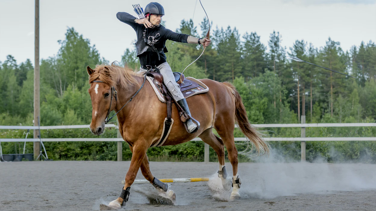 Ratsastusjousiammunnan suosio on kasvussa. Arkistokuvassa Marko Suhonen näyttää taitojaan.