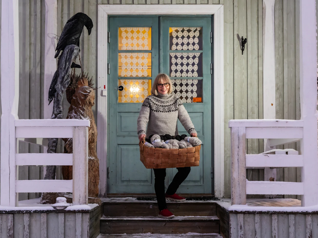 Koitadesignin yrittäjä Eija Irene Hiltunen käyttää ilomantsilaisen tilan kainuunharmaksen villaa neulepaketeissaan ja villapaidoissaan. Neulepaketit on tehty naapurin kanssa, joka myös kutoo valmiina tilatut villapaidat. Malleja on tulossa lisää. Vuonna 1914 rakennettu kansakoulu toimi sotasairaalana heinä–syyskuussa 1944. Sinne tuotiin haavoittuneet sodan viimeisistä taisteluista Öykkösenvaarasta.