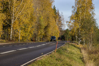 Maanantain aikana tuuli on vähitellen heikkenemässä pohjoisesta alkaen, mutta etelässä on edelleen päivällä koleaa puuskatuulta.
