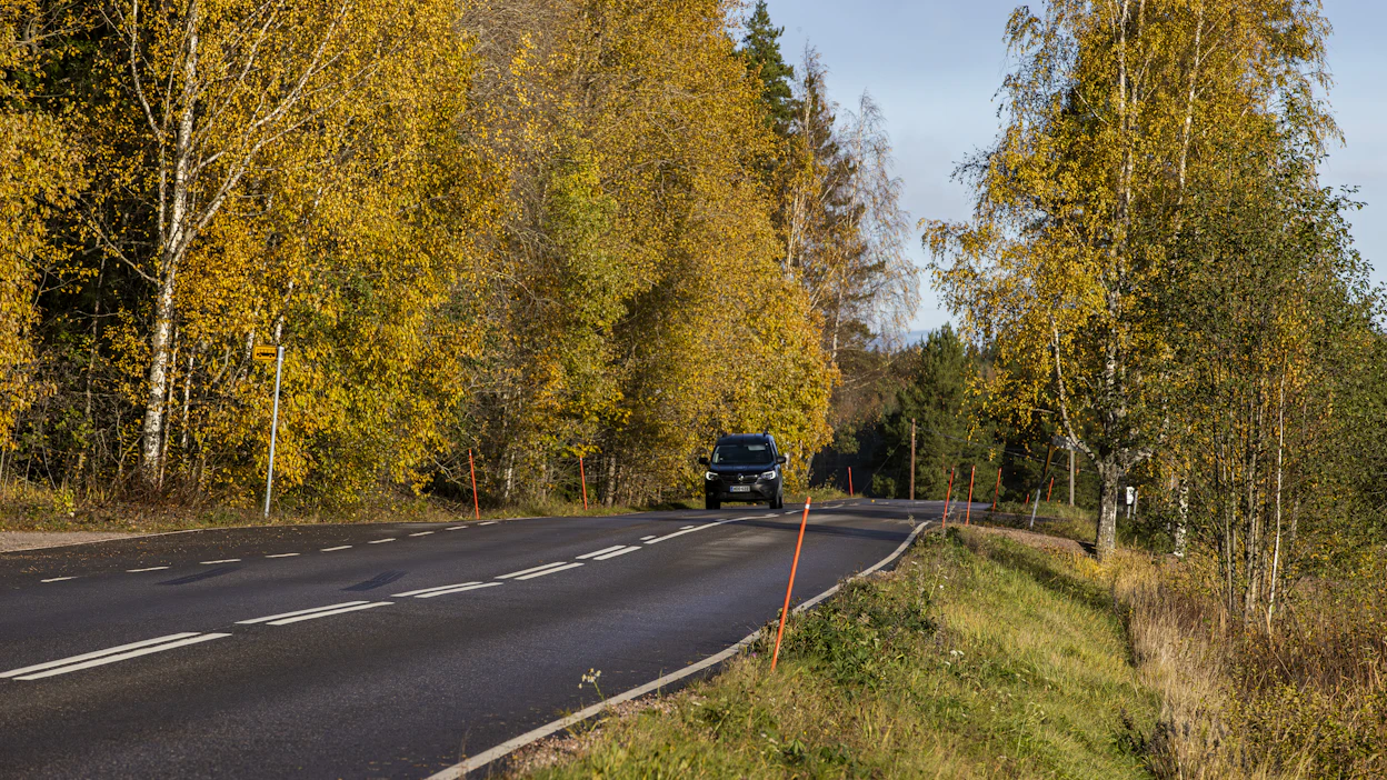 Maanantain aikana tuuli on vähitellen heikkenemässä pohjoisesta alkaen, mutta etelässä on edelleen päivällä koleaa puuskatuulta.