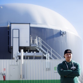 Kattaalan tilan biokaasulaitos jauhaa kaasua kunnan putkiverkostoon. Laitos on edelleen ylösajovaiheessa ja tuotantoa pystytään kasvattamaan, Niko Kauhanen kertoo.