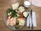 Tänä kesäisenä arkitorstaina buffet oli varsin juhlava.
