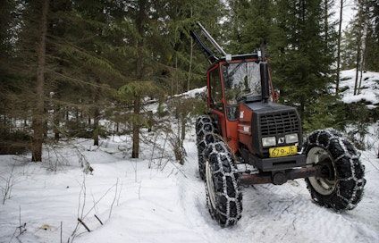 Keveällä traktorikalustolla ajourat jäävät verraten kapeiksi, jolloin hakkuussa jää varaa ottaa riittävästi puita myös urien välistä.