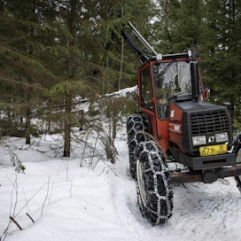 Keveällä traktorikalustolla ajourat jäävät verraten kapeiksi, jolloin hakkuussa jää varaa ottaa riittävästi puita myös urien välistä.
