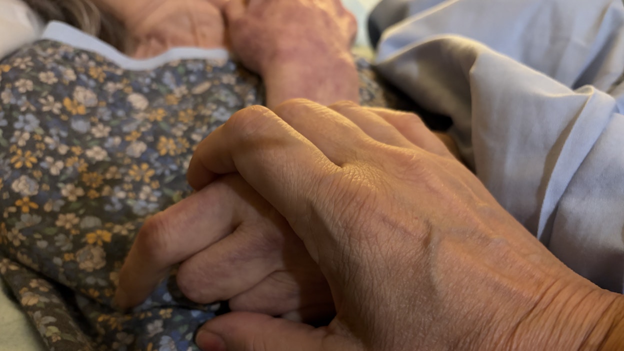 Kuolevaa voi auttaa kipulääkkeiden lisäksi läsnäololla.