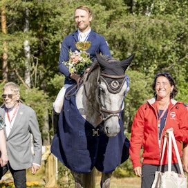 Tuoreet Suomen mestarit Axel Lindberg ja Bonapartis onniteltavina.