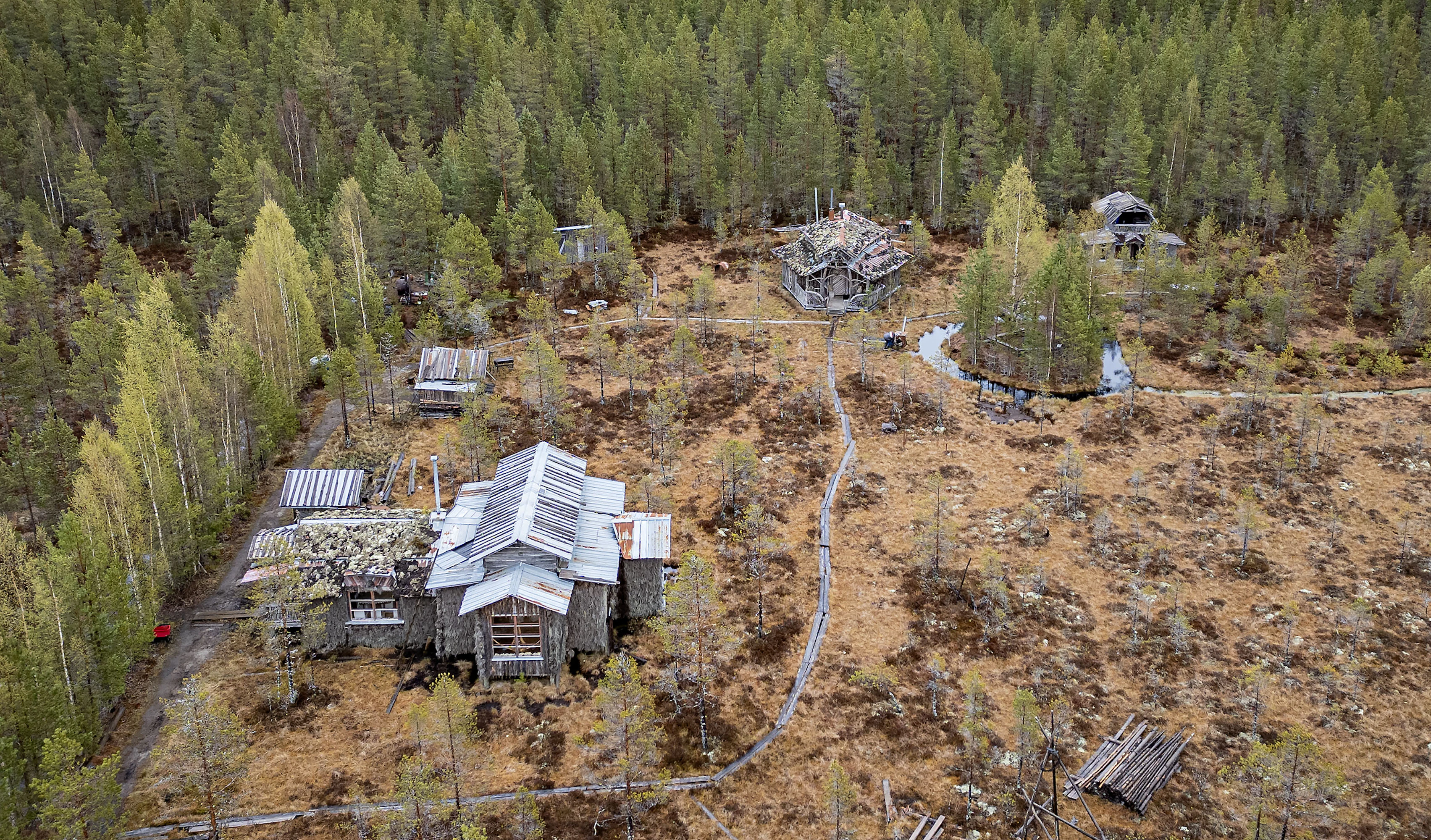 Kammi-kylä siijaitsee hiljaisella suoalueella Nummijärven kylällä. Etualalla on Julumetun tupa. Taaempana tupasaunat ja Turvekammin saari.