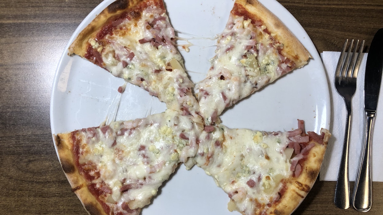 Puolitetun pizzan voi tarjota näinkin.