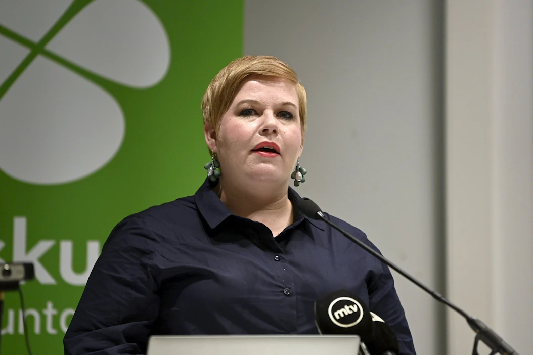 Puheenjohtaja Annika Saarikon mukaan keskusta aikoo oppositiopolitiikassaan myös kannattaa hallituksen esittämiä asioita. LEHTIKUVA / EEVA-MARIA BROTHERUS.