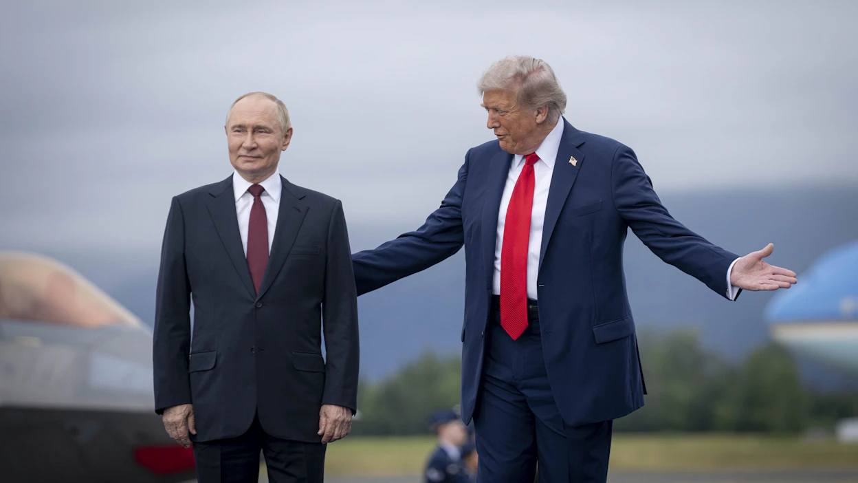 Yhdysvaltojen presidentti Donald Trump toivotti Venäjän presidentin Vladimir Putinin tervetulleeksi Alaskaan elokuussa 2025.
