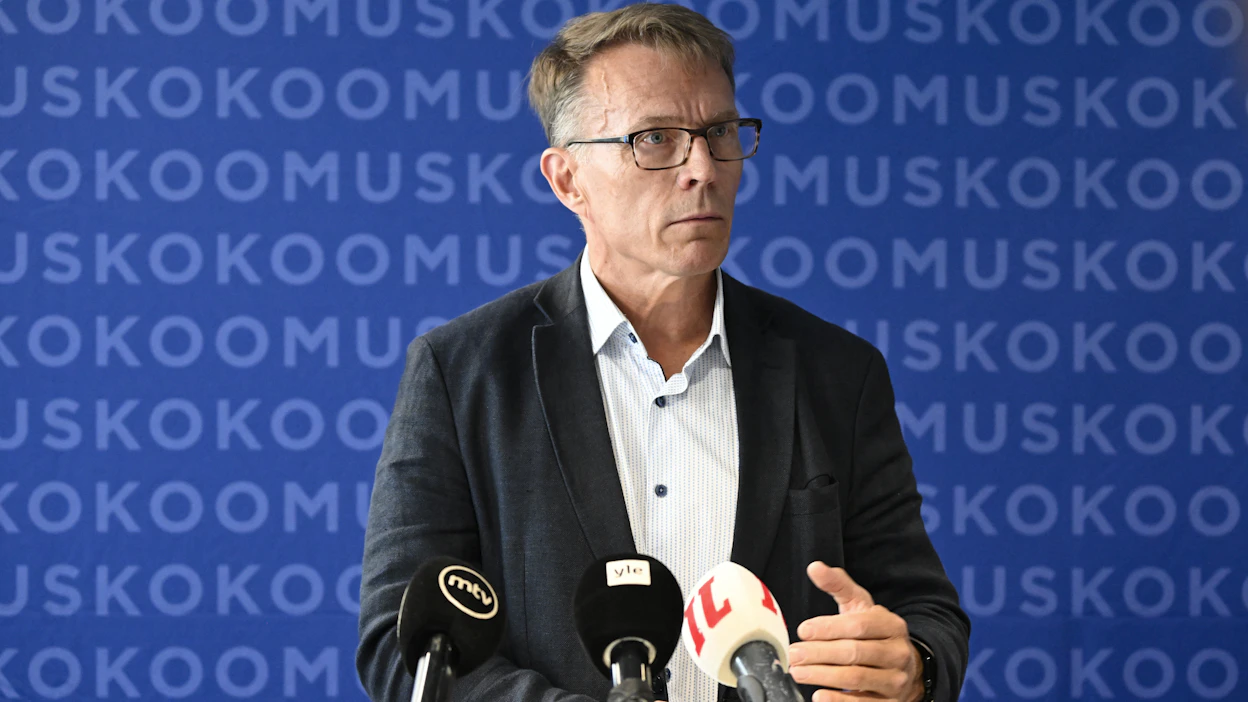 Asian nosti esiin kokoomuksen eduskuntaryhmän puheenjohtaja Jukka Kopra kesäkokouksessa. Arkistokuva. MIKKO STIG / LEHTIKUVA.