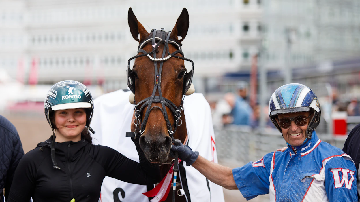Nina Honkanen pääsi viime vuoden Elitloppet-perjantaina voittajaseremonioihin Håna Amin kanssa. Kaj Widell vastasi voitokkaasta ohjastuksesta.