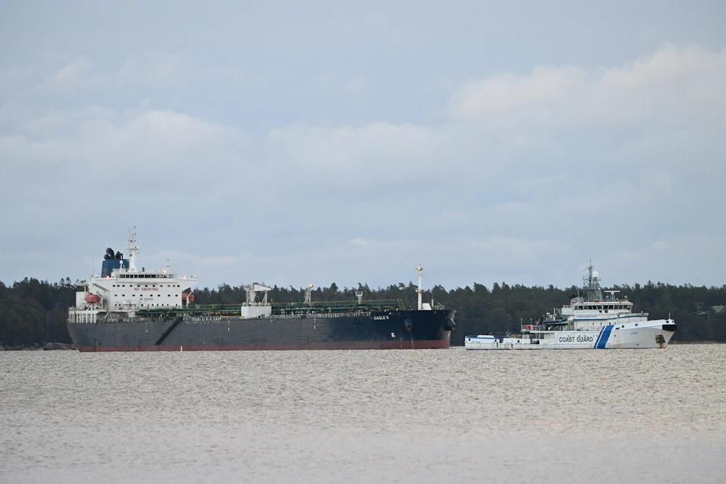 Eagle S -öljytankkerin epäillään aiheuttaneen Estlink 2 -sähkönsiirtokaapelin vaurioitumisen Suomenlahdella joulupäivänä. LEHTIKUVA / Jussi Nukari.