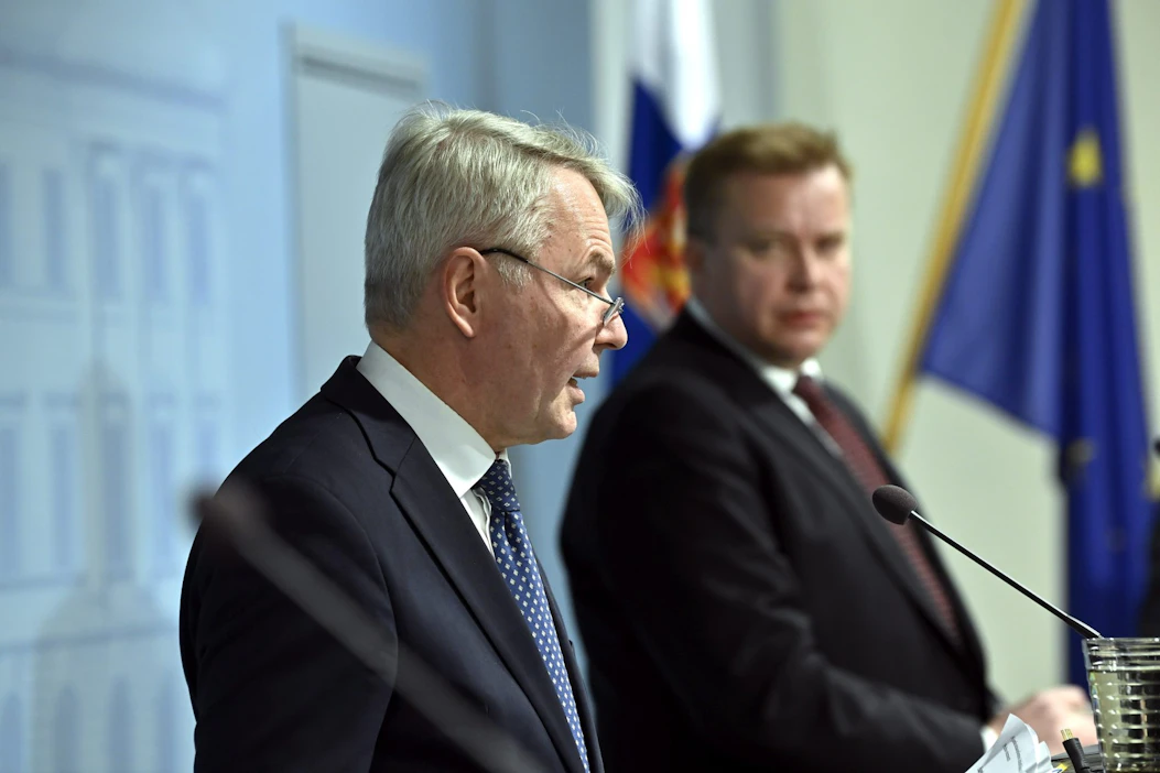 Ulkoministeri Pekka Haavisto (vihr.) ja puolustusministeri Antti Kaikkonen (kesk.) esittelivät valtioneuvoston ajankohtaisselontekoa. LEHTIKUVA / MARKKU ULANDER.
