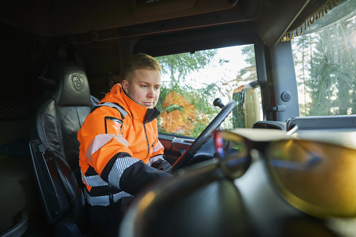 Antti Kumpulaisen kaveri keksi ilmoittaa tämän Maajussille morsian -sarjaan. Kuvassa hän istuu Scania R580-rekassa, jota käytetään koneurakointihommissa vetoautona täysperävaunun kanssa.