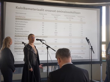 Kuiviketurve on Suomen kotieläinsektorin vahvuus, kertoi Mari Lukkariniemi (MTK). Se mahdollistaa esimerkiksi antibioottivapaan siipikarjatuotannon. Suomen Turvetuottajien Hanna Haavikko totesi saman ja alleviivasi, että ilman energiaturpeen tuotantoa ei kasvu- ja kuiviketurvettakaan saada kysyntää vastaavasti.