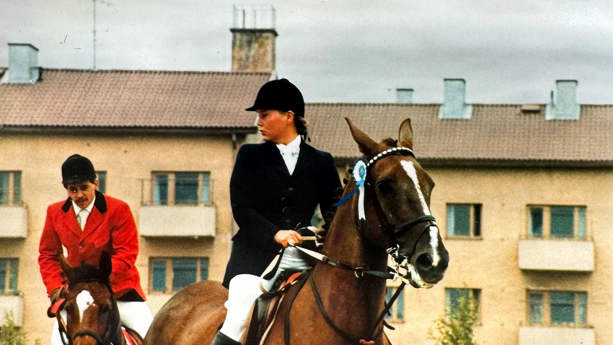Erja Aholainen ja Bixby Haminassa 1980-luvun alussa. Taustalla Esko Muttonen