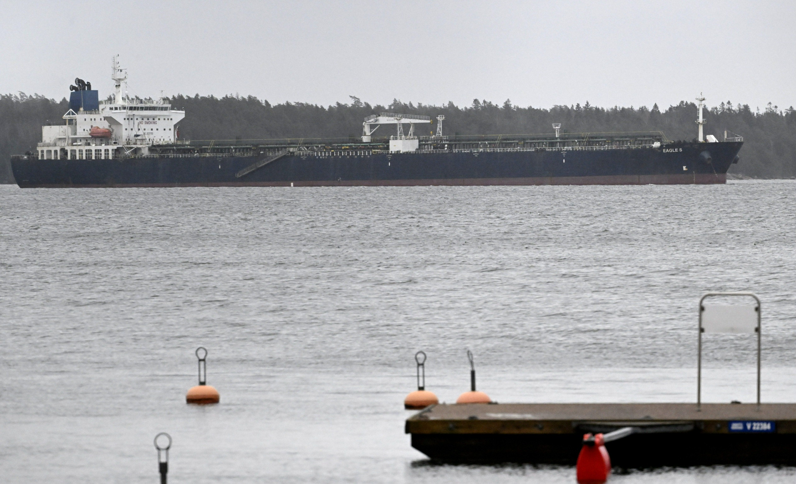 Takavarikoitu Eagle S -tankkeri ankkurissa Porvoossa tammikuun lopussa. Aluksen epäillään aiheuttaneen Estlink 2 -sähkönsiirtokaapelin vaurioitumisen Suomenlahdella joulupäivänä. 