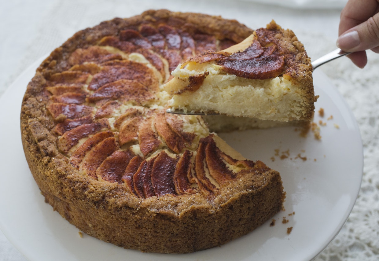 Rahka mehevöittää monet leipomukset, kuten tämän omenakakun.