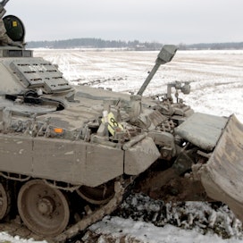 Panssariprikaatin Leopard 2 -miinanraivausvaunu osallistui Koski 08 -sotaharjoitukseen Itä-Uudellamaalla vuonna 2008.