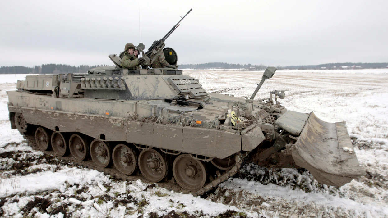 Panssariprikaatin Leopard 2 -miinanraivausvaunu osallistui Koski 08 -sotaharjoitukseen Itä-Uudellamaalla vuonna 2008.