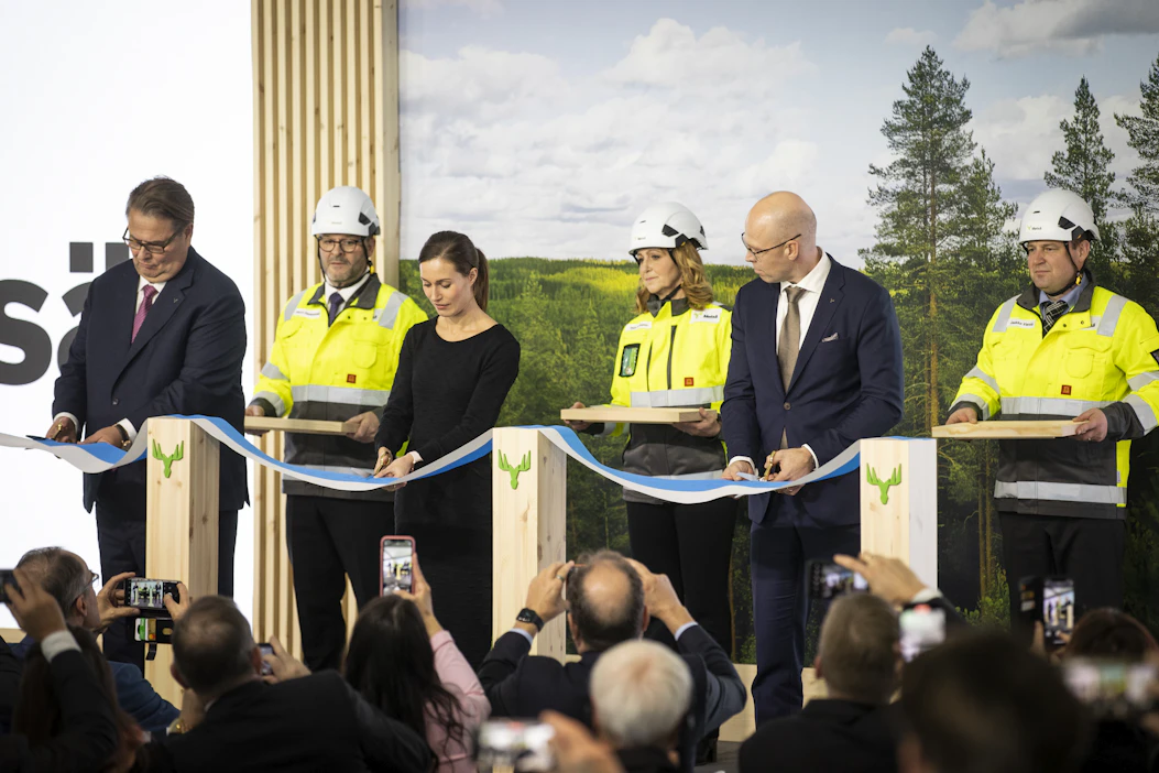 Metsä Groupin pääjohtaja Ilkka Hämälä, pääministeri Sanna Marin ja Metsäliitto Osuuskunnan hallituksen puheenjohtaja Jussi Linnaranta vihkivät Rauman sahan käyttöön juhlatilaisuudessa maanantaina.