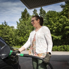 Leppävaaran St1:llä Espoossa keskiviikkona tankanneen Tiina Etu-Seppälän mielestä polttoaineiden hinnat ovat kestämättömän korkealla. Hän oli huolissaan erityisesti maaseudulla asuvista ja yrittäjistä.