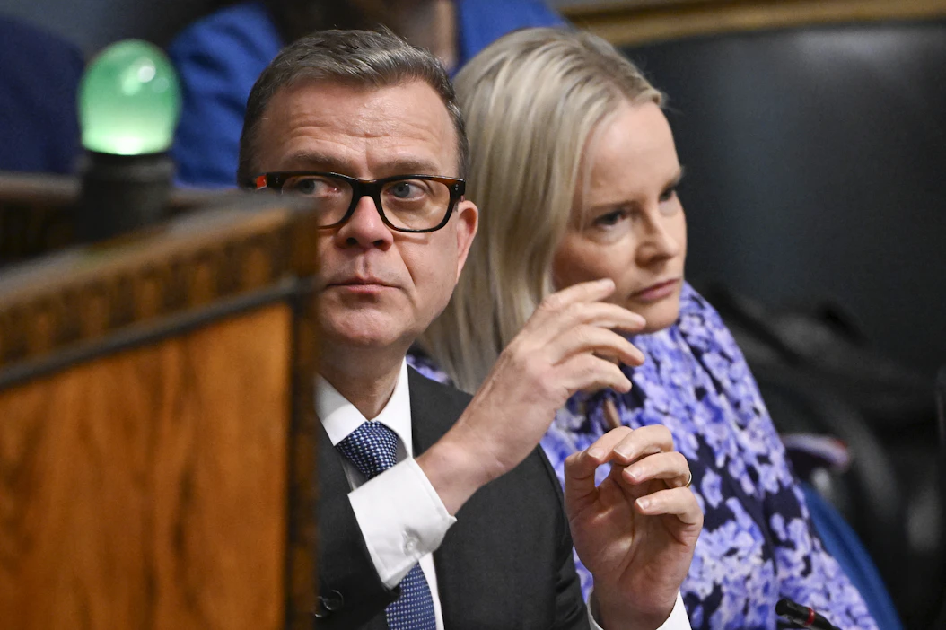 Kaksi kolmasosaa katsoo hallituksen onnistuneen heikosti tehtävässään. Pääministeri Petteri Orpo (kok.) ja valtiovarainministeri Riikka Purra (ps.) eduskunnan suullisella kyselytunnilla viime viikolla. ANTTI AIMO-KOIVISTO / LEHTIKUVA.