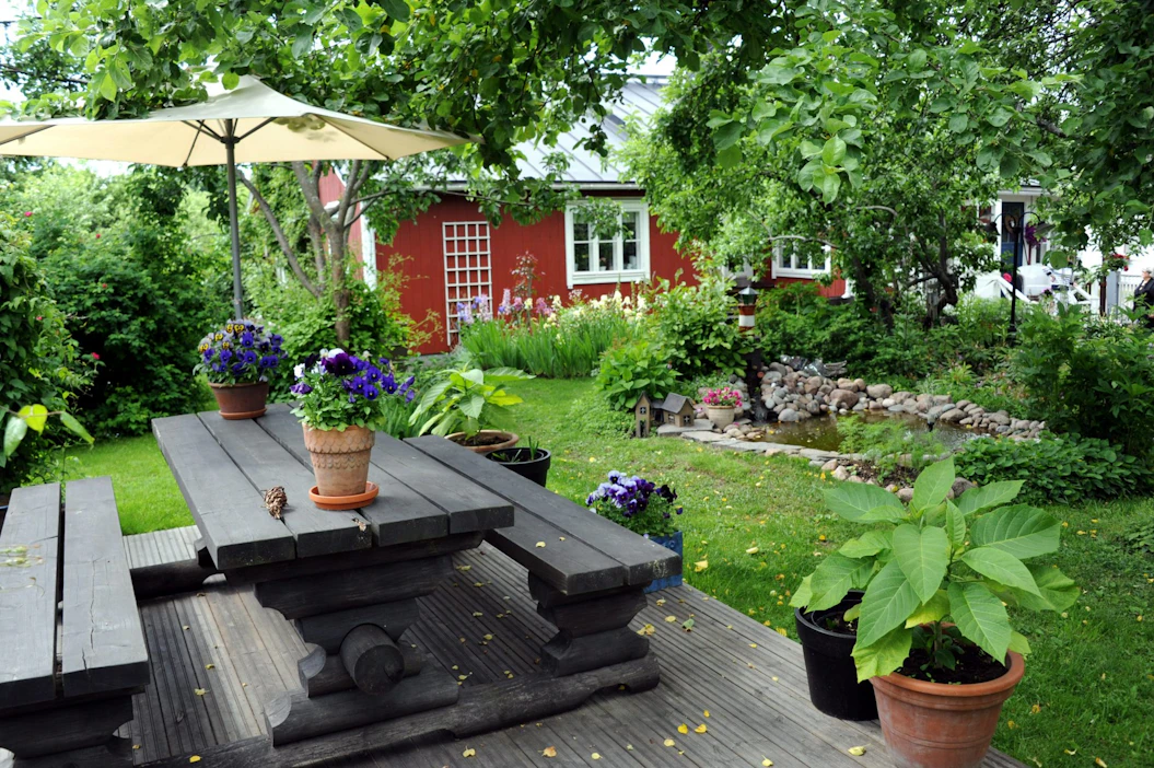 Vaikka mökkipihasta ei haluta työleiriä, moni on valmis sijoittamaan huvilan piha-alueeseen säästelemättä rahaa. Lehtikuva / Sari Gustafsson.