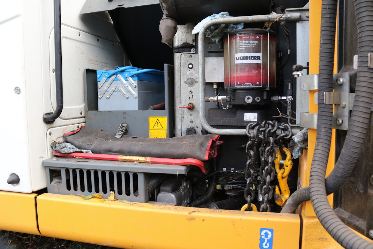 Lyhytperäiseksi koneeksi Liebherr R920 Compactissa on yllättävän paljon säilytystilaa myös työkaluille. Koneen moottori on 110 kilowattinen Liebherr D924 A7-05. Risupetoa käytettäessä polttoaineenkulutus on ollut noin 13 litraa tunnissa.