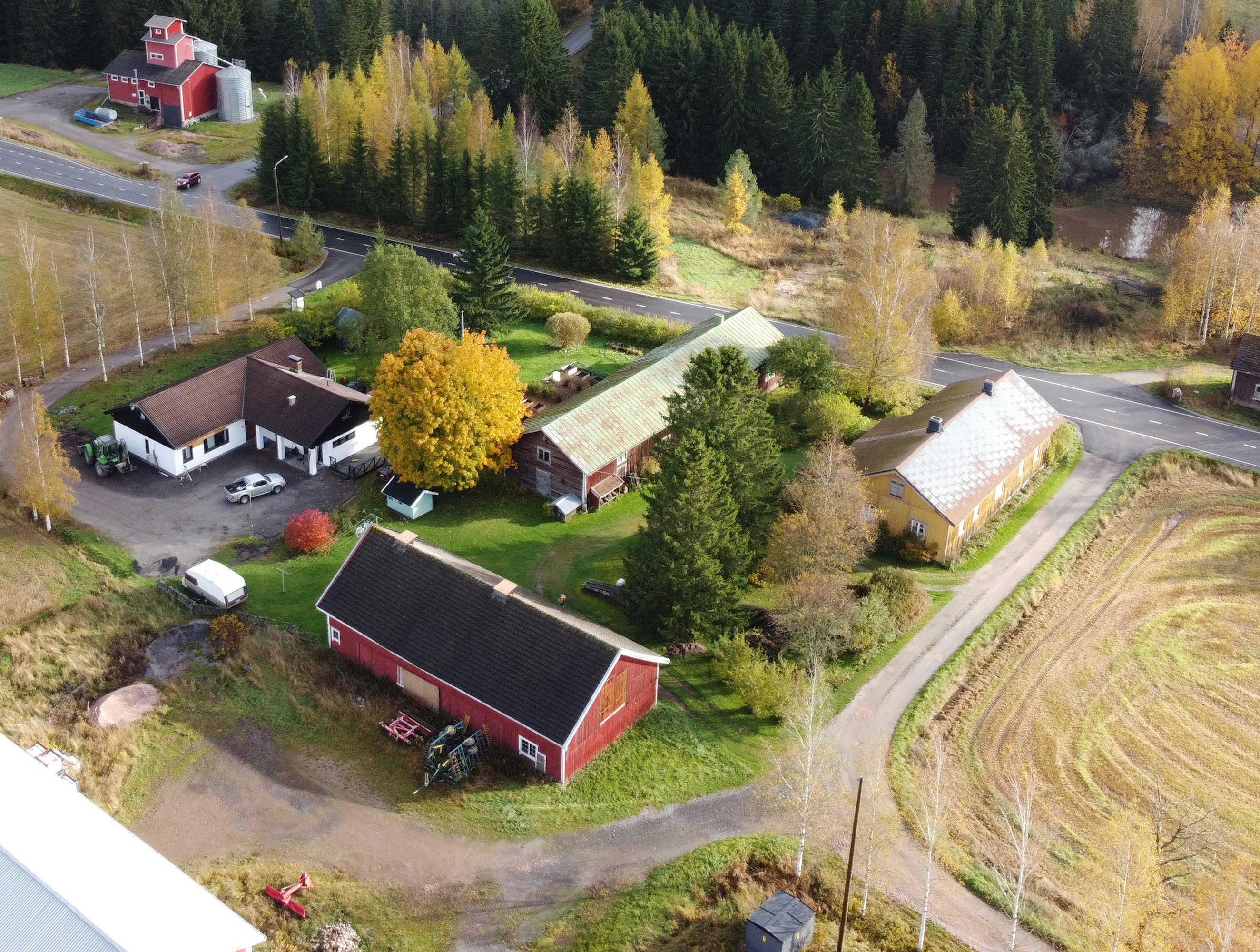 Veräjänkorvan tila syksyllä 2025. Nykyisin hyvälaatuisia ilmakuvia pystyy ottamaan muutaman sadan euron hintaisilla droneilla. Nykyaikaisia kuvia on kiehtovaa verrata vuosikymmenien takaisiin ilmakuviin, ilmasta hahmottaa maiseman muutoksen aivan eri tavalla.