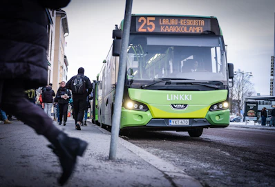 Vielä eilen tiistaina linja-autot kulkivat Linkki-linjoillaan Jyväskylässä normaaliin malliin. Tänään keskiviikkona joukkoliikenne on lakannut lähes kokonaan linja-autoalan lakon takia.