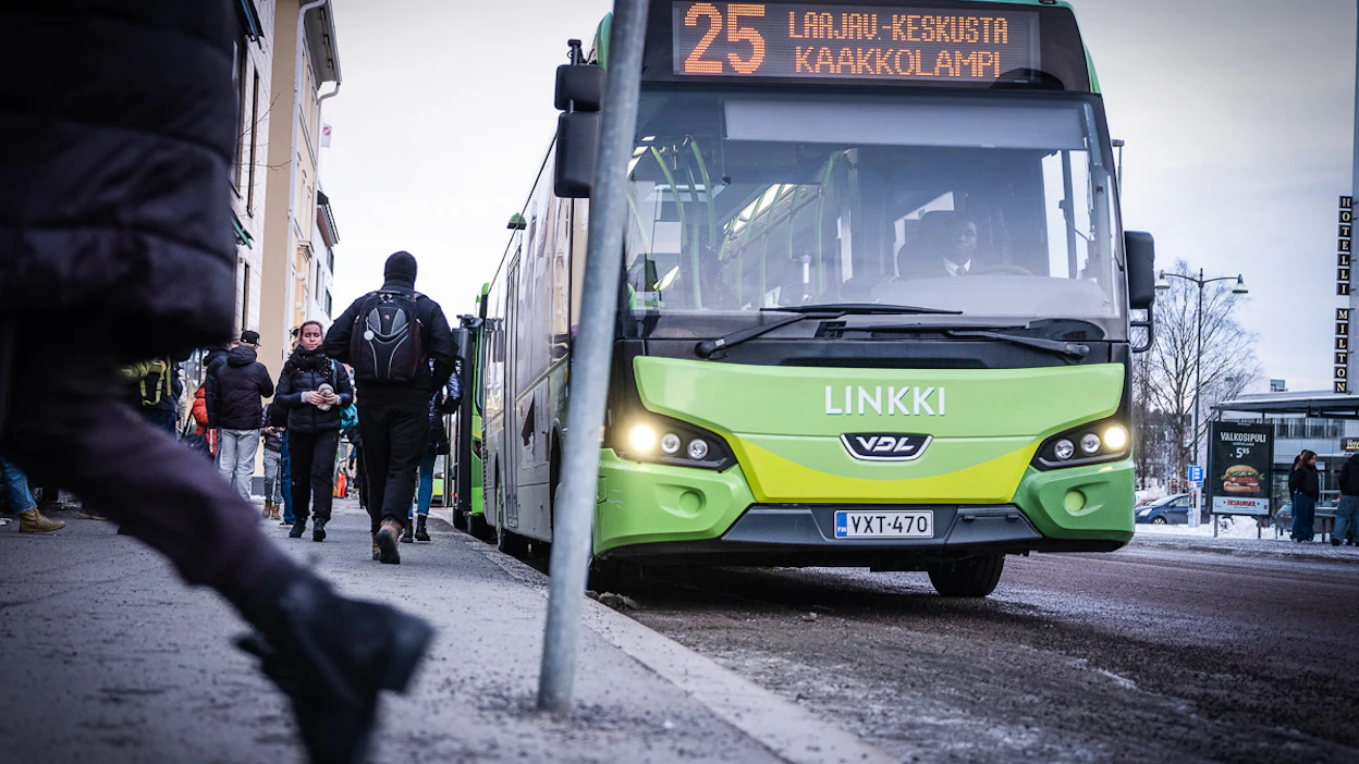 Vielä eilen tiistaina linja-autot kulkivat Linkki-linjoillaan Jyväskylässä normaaliin malliin. Tänään keskiviikkona joukkoliikenne on lakannut lähes kokonaan linja-autoalan lakon takia.