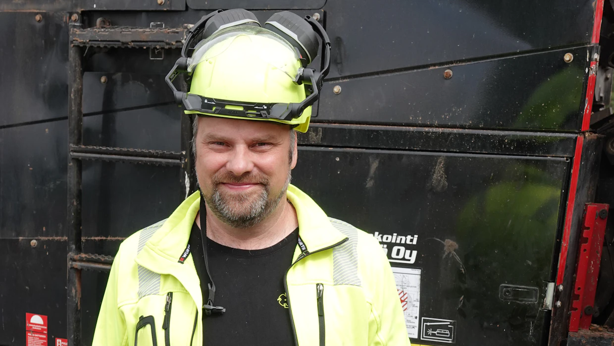 Sahojen pihoilla olevat puu ja kuorikasat sisältävät niin kiviä kuin maahan pudonneita rautakappaleita. Tästä syystä murskaaminen on ainut toimiva vaihtoehto, Jukka Mäkelä tietää.