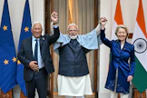 Intian pääministeri Narendra Modi (keskellä), EU-komission puheenjohtaja Ursula von der Leyen ja Eurooppa-neuvoston puheenjohtaja Antonio Costa poseerasivat yhdessä ennen kokousta. LEHTIKUVA/AFP. 