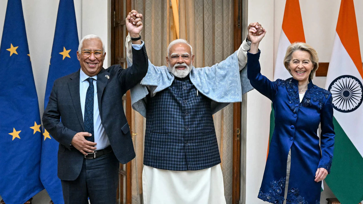 Intian pääministeri Narendra Modi (keskellä), EU-komission puheenjohtaja Ursula von der Leyen ja Eurooppa-neuvoston puheenjohtaja Antonio Costa poseerasivat yhdessä ennen kokousta. LEHTIKUVA/AFP.