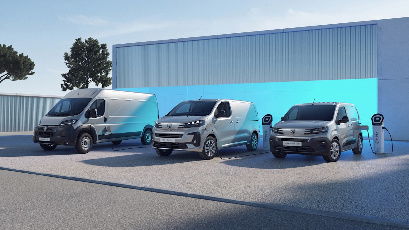 Peugeot uudistaa historiallisesti koko pakettiautomalliston samalla kertaa. Nyt malliston suurin, Boxer, saa sähköisen voimalinjan. Lisäksi Peugeot siirtyy vetyaikaan E-Expert Hydrogenin myötä. Uudistunut Peugeot-pakettiautomallisto saapuu Suomeen vuoden 2024 toisella kvartaalilla.