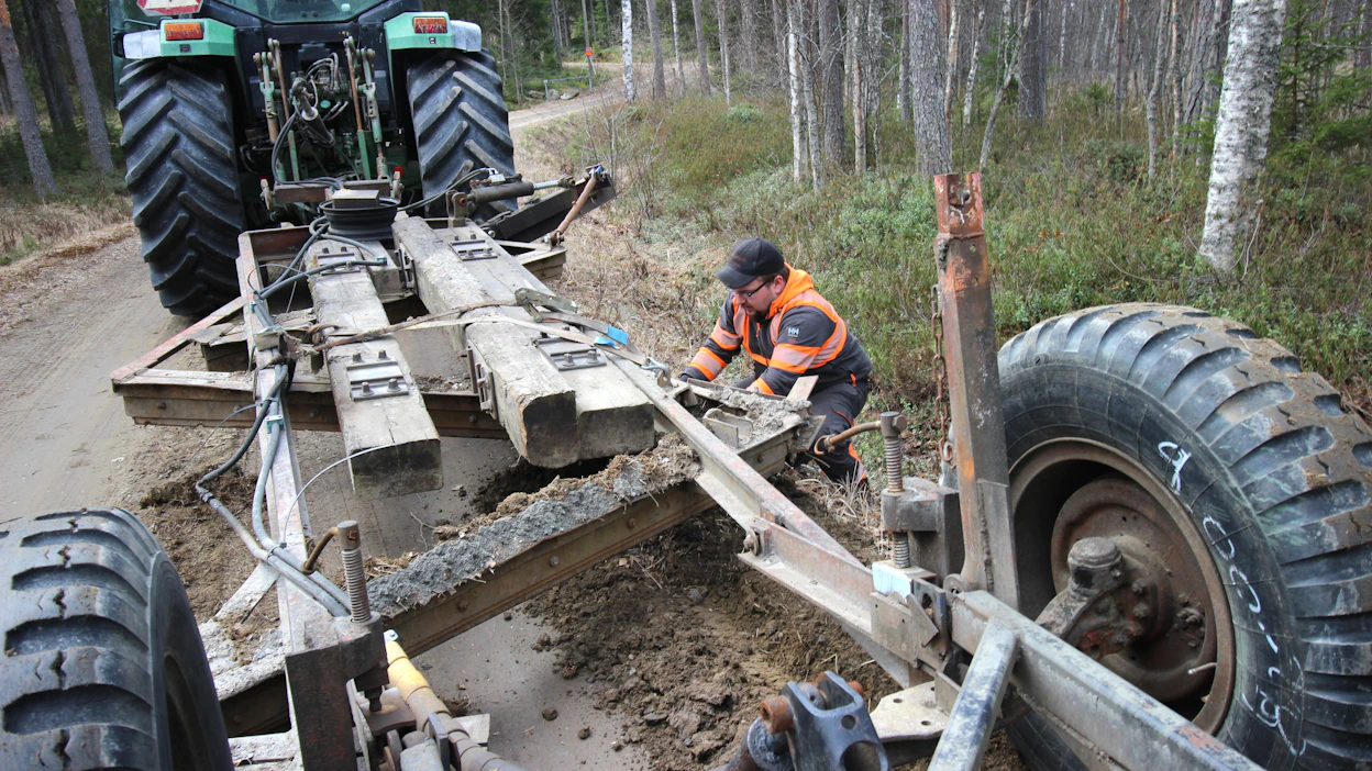 Pienemmillä mökkiteillä lanaajan harmina ovat tienpohjasta nousevat kivet, kertoo urakoitsija Niko Tolvanen.