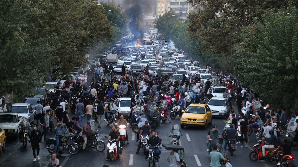 Mielenosoitusten takia Iranin viranomaiset ovat rajoittaneet internetin käyttöä ja estäneet sosiaalisen median pikaviestipalveluiden käytön.