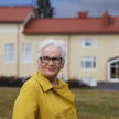 Koulututkija Taina Peltonen on pienten koulujen puolustaja. Taustalla on Iisveden koulu Suonenjoella.
