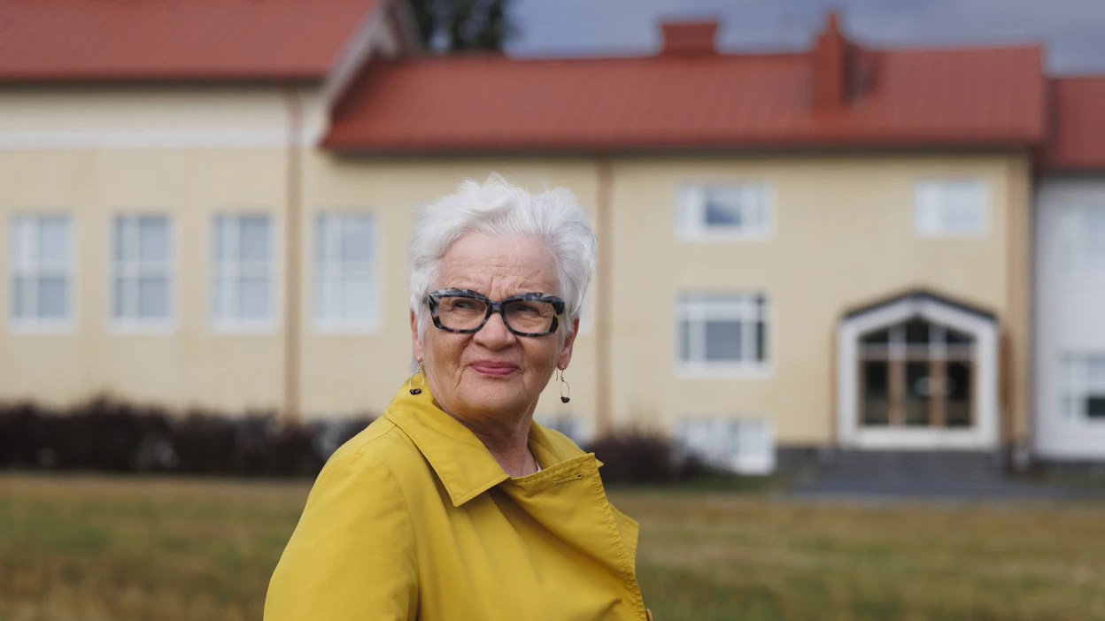 Koulututkija Taina Peltonen on pienten koulujen puolustaja. Taustalla on Iisveden koulu Suonenjoella.