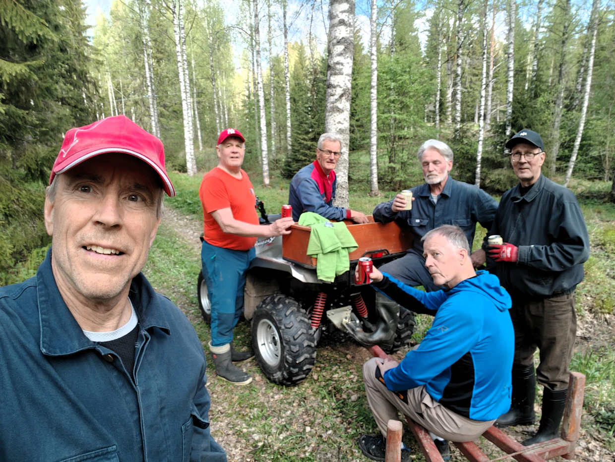 Lapsuudenystävät Kuopiosta pääsivät Kuorevedelle rankasavottaan. Vas. Jouko Marttila, Jukka Pitkänen, Alpo Koivula, Osmo Koivula, Heikki Kolehmainen ja Kai Kalmari (istuu).