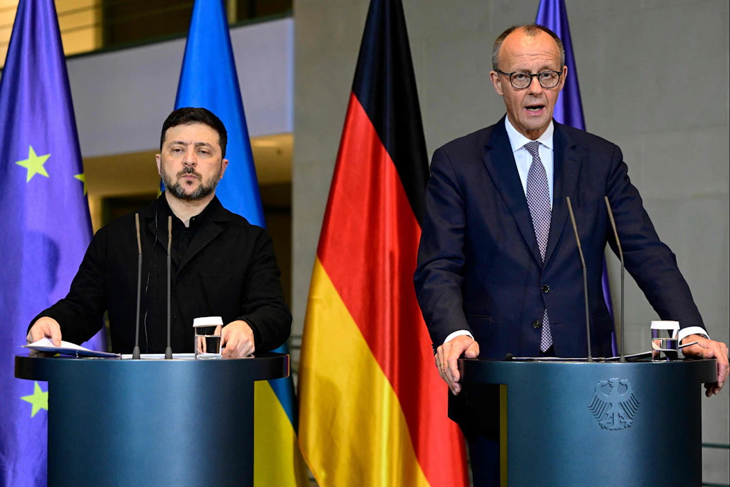 Ukrainan presidentti Volodymyr Zelenskyi ja Saksan liittokansleri Friedrich Merz tiedotustilaisuudessa Berliinissä. LEHTIKUVA/AFP.