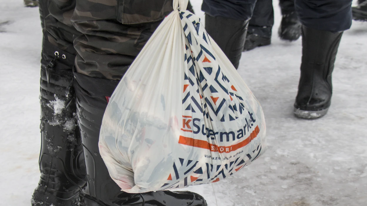Moni valitsee yhä ostoskassikseen muovikassin. Muovikassia käytetään myös roskapussina, vaikka parempia vaihtoehtoja olisi.